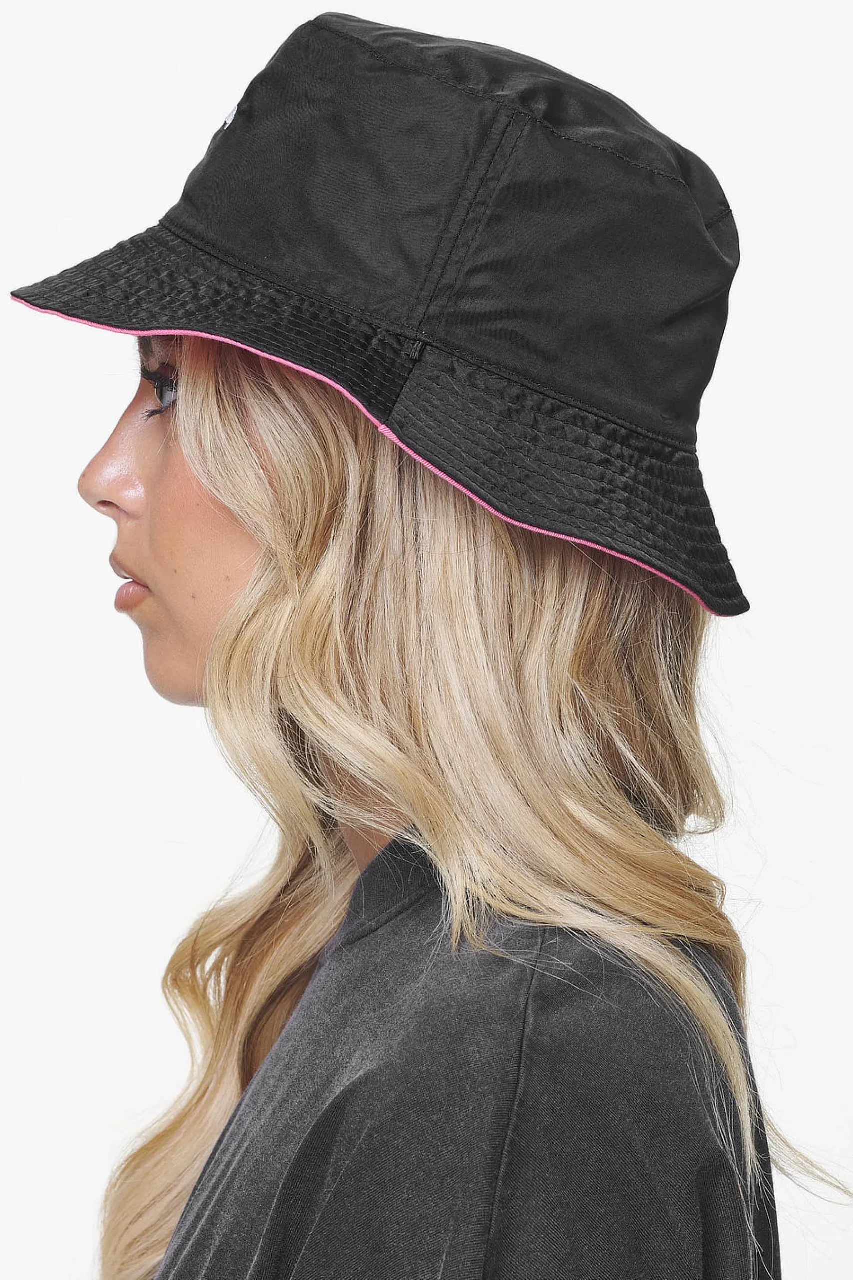 Pegador Juan Reversible Bucket Hat Black Strawberry